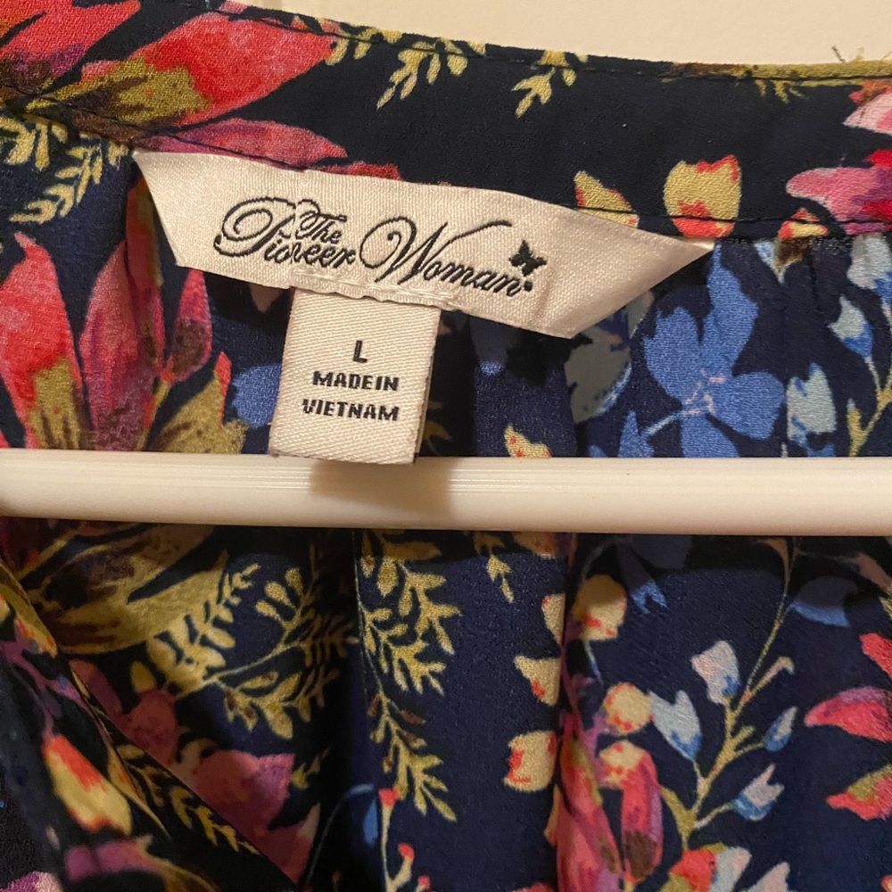 The Pioneer Woman Floral blouses-Size L
Black
Navy - Picture 5 of 7